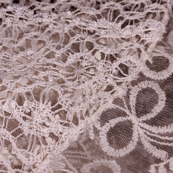 Gorgeous Italian lace top - Picture 6 of 7